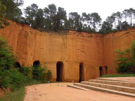 Ce paisible village du Luberon cache une histoire étonnante liée aux plus belles couleurs du monde