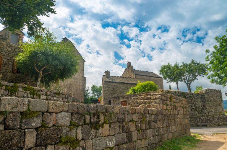 Vous ne devinerez jamais pourquoi La Garde-Guérin ressemble à un coin de Toscane caché !