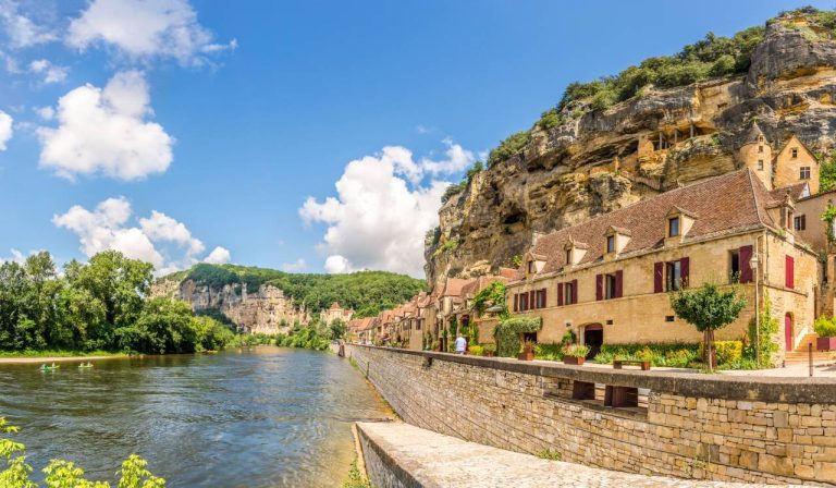 Ce village sculpté dans la roche surplombe la Dordogne et offre un voyage dans le temps