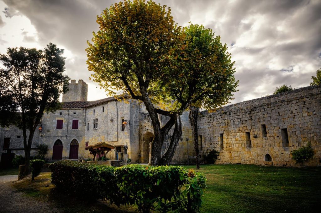 Découvrez ce village médiéval gascon perdu qui vous fait voyager directement au XIIIe siècle !