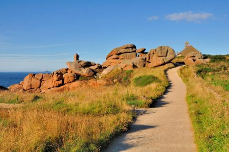Ce sentier sauvage en Bretagne offre des panoramas à couper le souffle… mais il faut le mériter !