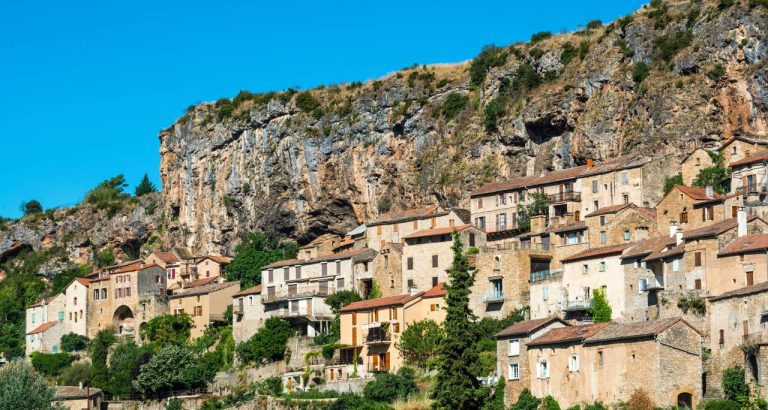 Accroché à la falaise, ce village troglodyte d’Aveyron semble figé dans le temps