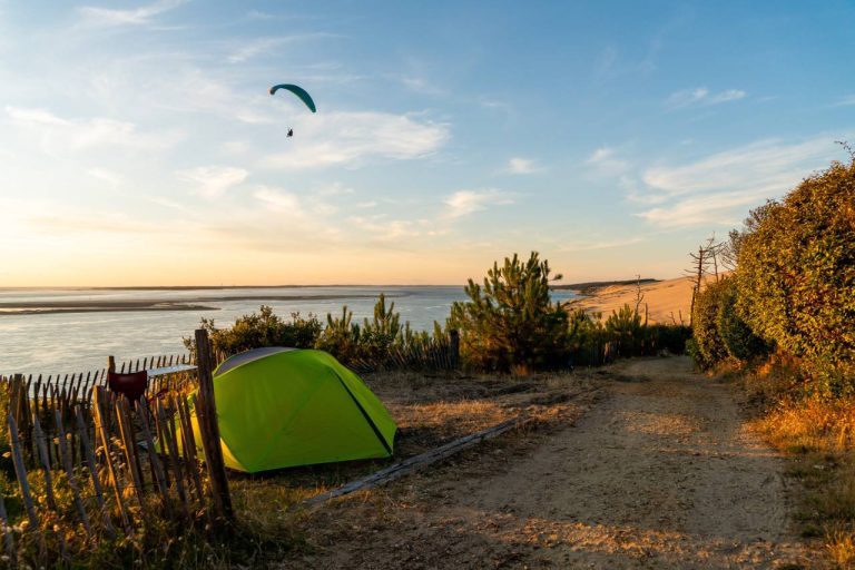 Entre vagues sauvages et pinèdes infinies : le paradis du camping existe, et il est ici