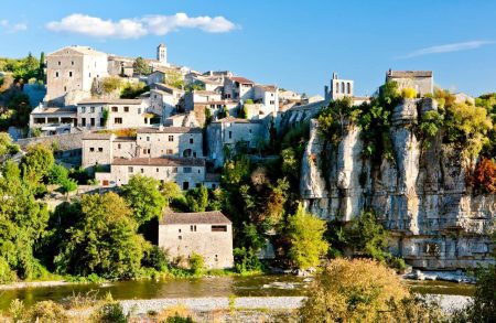 Ce village perché d’Ardèche fascine les visiteurs : ruelles, falaises et baignades à couper le souffle