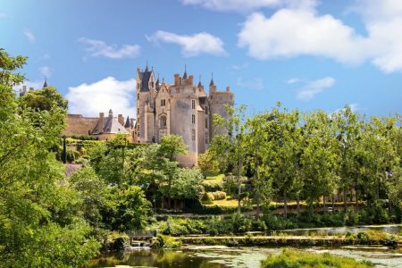 Cette ville médiévale sublime séduit les voyageurs avec ses maisons à colombages et jardins secrets !
