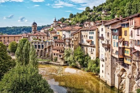 Entre prouesse architecturale et charme fou : ce village du Vercors est unique en son genre