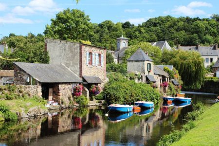 Entre maisons fleuries et lavoirs secrets, c'est la Venise bretonne à visiter absolument
