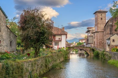 Au cœur des Pyrénées, un trésor médiéval vous attend pour un voyage inoubliable