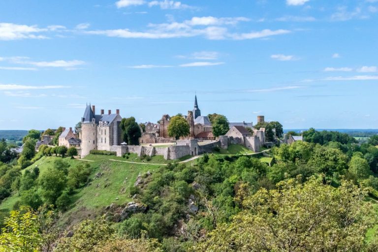 Perchée sur un éperon rocheux, cette perle médiévale de Mayenne semble sortie d’un conte