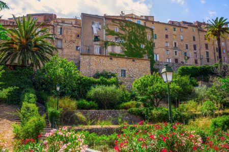 Entre ruelles pavées et pierres dorées : ce village du Var est un condensé de charme provençal