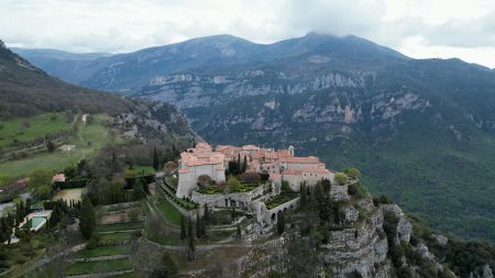 Découvrez pourquoi ce village perché captive tous les amoureux de panoramas grandioses ! Découvrez pourquoi ce village perché captive tous les amoureux de panoramas grandioses !