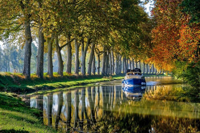 Découvrez le canal du Midi en juin : paysages enchanteurs et nature luxuriante à couper le souffle