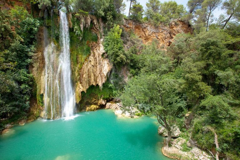 Ce joyau secret du Var fascine par sa chute d’eau turquoise de 44 mètres : découvrez la cascade de Sillans
