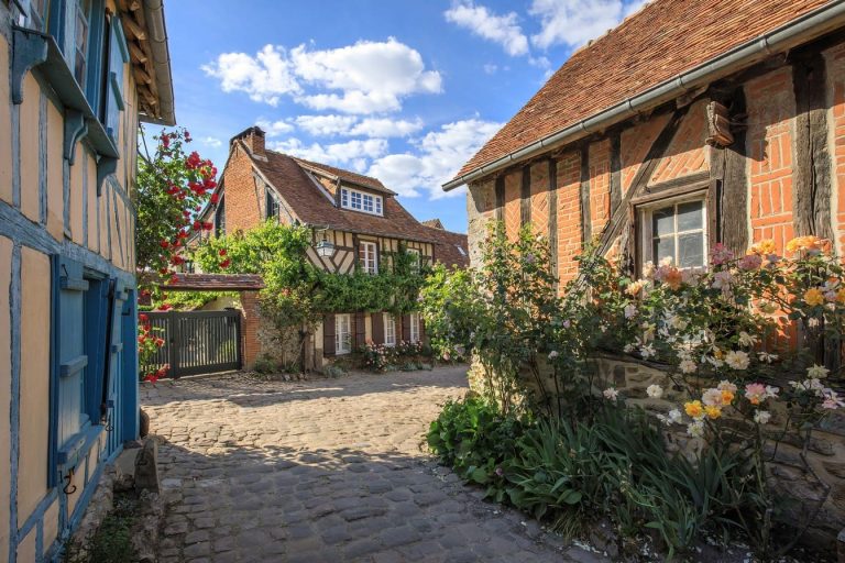Ce village médiéval aux mille roses est une échappée bucolique incontournable