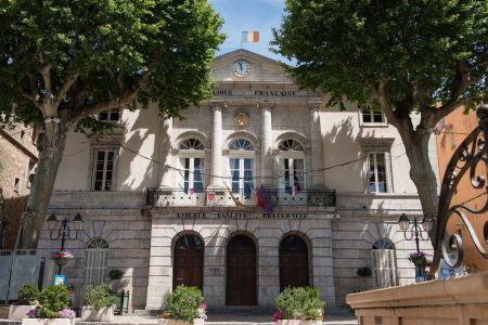 Cette ville du Var cache des panoramas spectaculaires que vous devez absolument découvrir en été