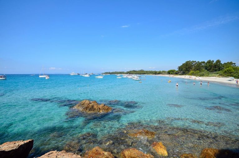 Var : cette plage cachée aux eaux turquoise est un trésor naturel à découvrir absolument