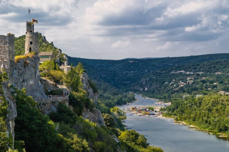 Accroché à la falaise, ce village méconnu offre un panorama époustouflant sur les gorges de l’Ardèche