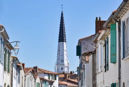 Oubliez Saint-Martin : ce village discret de l’île de Ré séduit par son authenticité et son élégance intemporelle