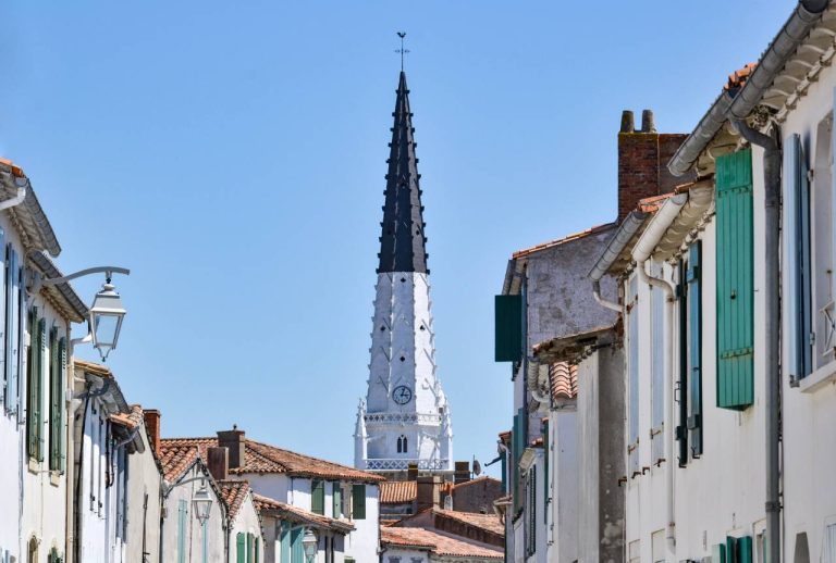 Oubliez Saint-Martin : ce village discret de l’île de Ré séduit par son authenticité et son élégance intemporelle