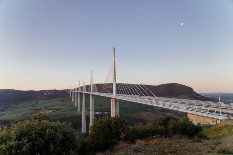 Pourquoi le Viaduc de Millau fascine le monde entier avec cette prouesse hors du commun