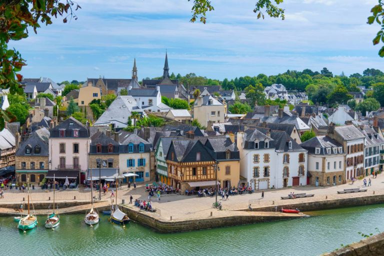 Peu de voyageurs connaissent cette ville bretonne, pourtant elle cache des trésors à couper le souffle