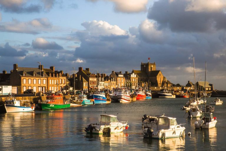 Ce petit village normand cache un charme irrésistible qui séduit les visiteurs du monde entier