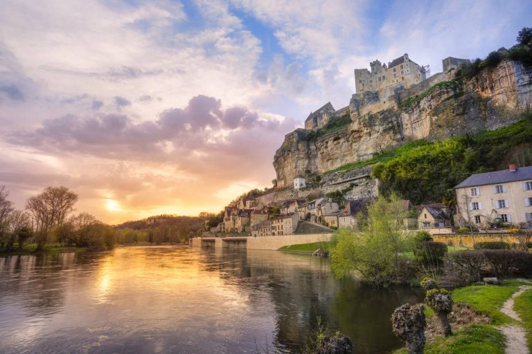 Peu de visiteurs connaissent ce village médiéval, pourtant son secret fascine encore tout le Périgord Peu de visiteurs connaissent ce village médiéval, pourtant son secret fascine encore tout le Périgord