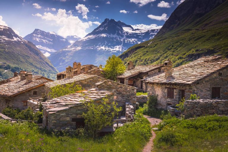 Ce hameau perché au bout de la vallée fait chavirer tous les amoureux de la montagne authentique