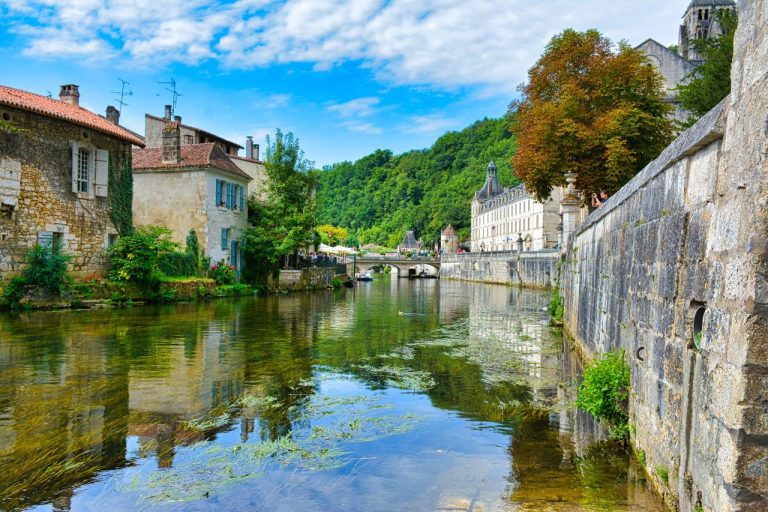 Ce village du Périgord Vert va bouleverser votre idée du charme et de l’authenticité