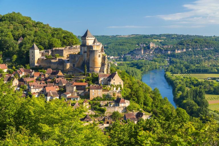 Peu de visiteurs connaissent ce château médiéval, pourtant sa vue sur la Dordogne est inoubliable