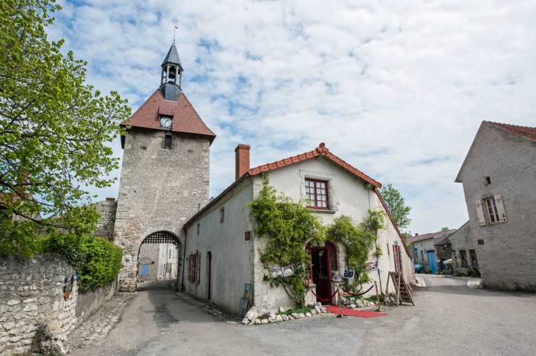 Découvrez pourquoi Charroux fascine tous les amoureux d’histoire avec son charme médiéval intact