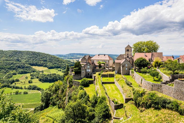 Château-Chalon : voici pourquoi tous les voyageurs tombent sous le charme de ce village magique Château-Chalon : voici pourquoi tous les voyageurs tombent sous le charme de ce village magique
