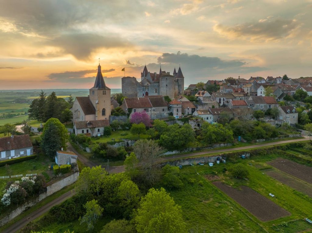 Ce village médiéval de Bourgogne fascine par son histoire et son incroyable beauté préservée