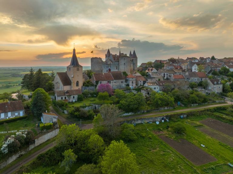 Ce village médiéval de Bourgogne fascine par son histoire et son incroyable beauté préservée Ce village médiéval de Bourgogne fascine par son histoire et son incroyable beauté préservée
