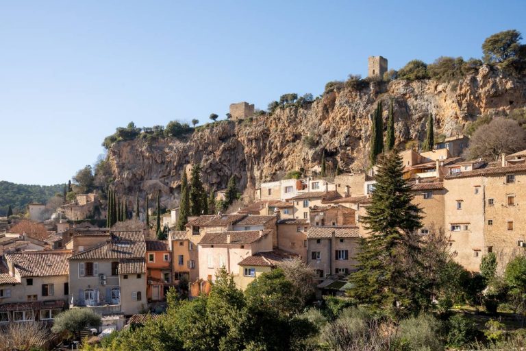 Vous ne devinerez jamais pourquoi ce village provençal fascine autant les touristes aujourd’hui