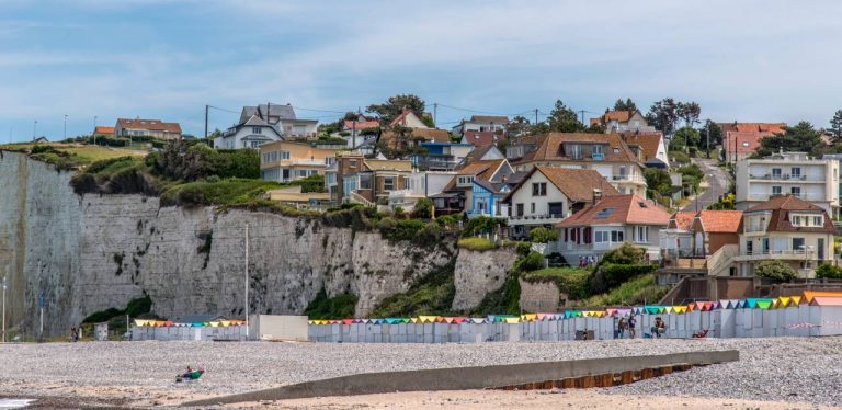 Oubliez Étretat : ce village en bord de mer est encore plus spectaculaire