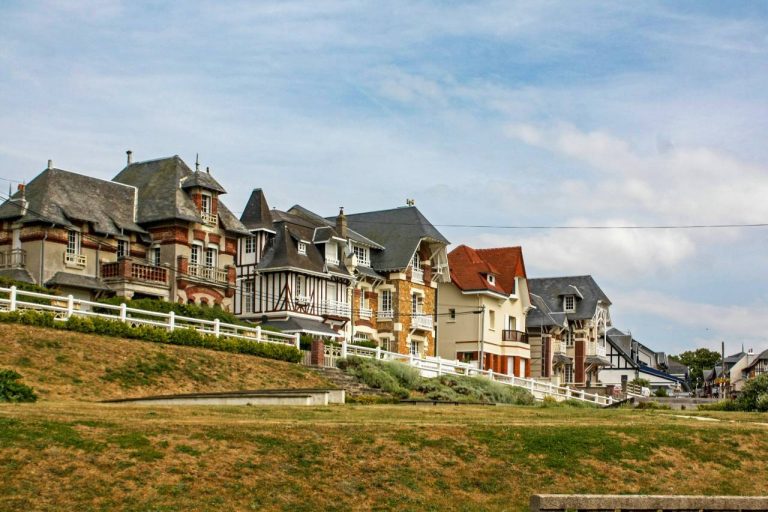 Ce village normand au charme britannique fait craquer tous les amoureux de paysages côtiers