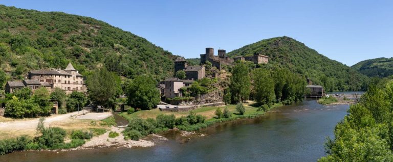 Découvrez ce village médiéval méconnu des gorges du Tarn et son histoire étonnamment préservée