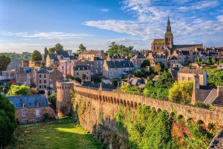 Rues pavées, remparts et maisons à colombages : bienvenue à Dinan, trésor breton