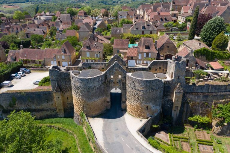 Ce bijou du Périgord attire les curieux mais protège farouchement son âme médiévale
