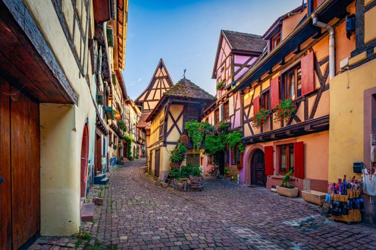 Avec ses ruelles en anneaux, Eguisheim est l’un des joyaux médiévaux les plus étonnants de France
