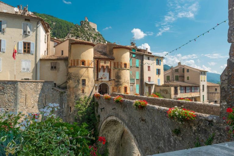 Ce village médiéval fortifié va vous surprendre par ses trésors cachés en plein cœur des Alpes-de-Haute-Provence