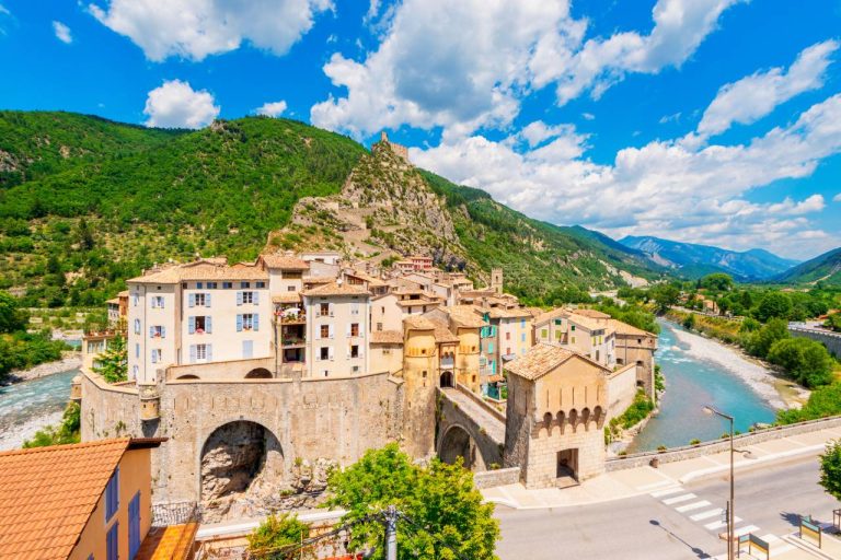 Peu de touristes osent s’aventurer ici, pourtant ce village médiéval est un bijou unique en Provence ! Peu de touristes osent s’aventurer ici, pourtant ce village médiéval est un bijou unique en Provence !