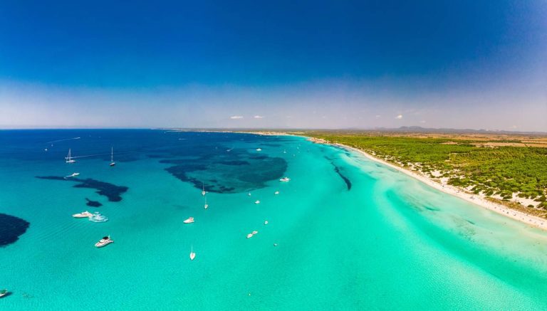 Cette plage au sud de Majorque rivalise avec les Caraïbes par son sable blanc immaculé