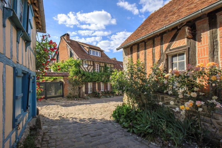 Ce village fleuri cache un charme rare et authentique qui séduit tous ceux qui le découvrent