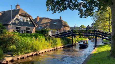 Impossible d’y croire : ce village hollandais unique semble tout droit sorti d’un conte de fées