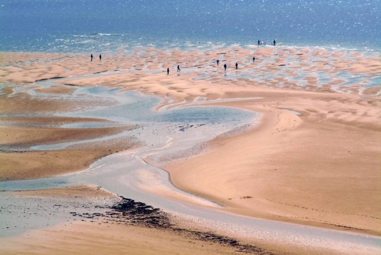 Vue sur la plage de Carteret, au cœur de la presqu'île du Cotentin (Normandie, France).