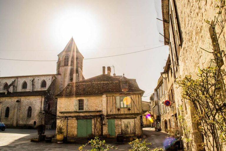 Ce joyau médiéval aux ruelles pavées séduit les voyageurs en quête d’authenticité et de silence
