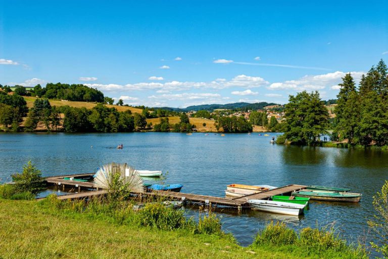 Pourquoi le Lac des Sapins fait-il autant parler ? Découvrez ce secret naturel du Beaujolais