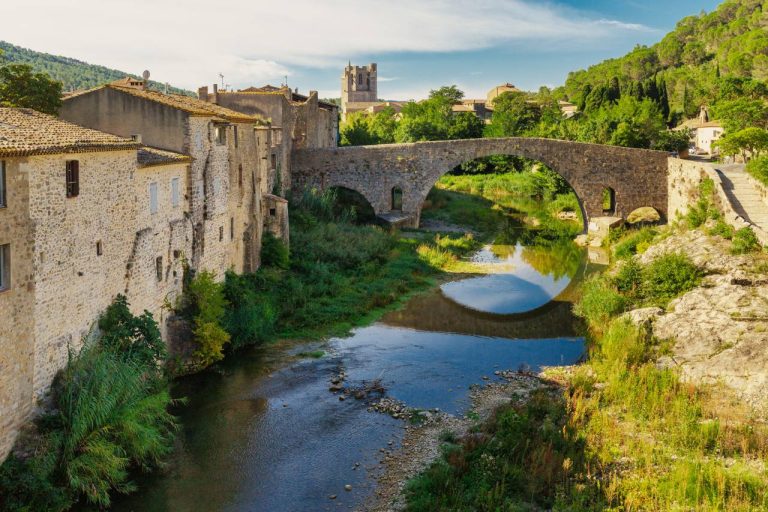 Ce village médiéval de l’Aude va bouleverser votre vision de l’histoire et du charme authentique